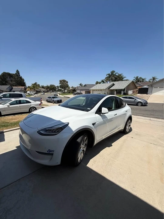 Tesla Model Y - Image 2 of 5