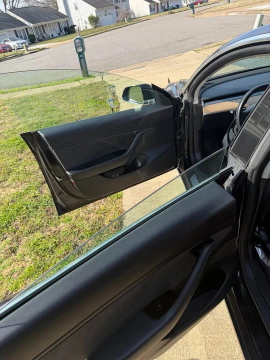 Tesla Model 3 - Image 8 of 10
