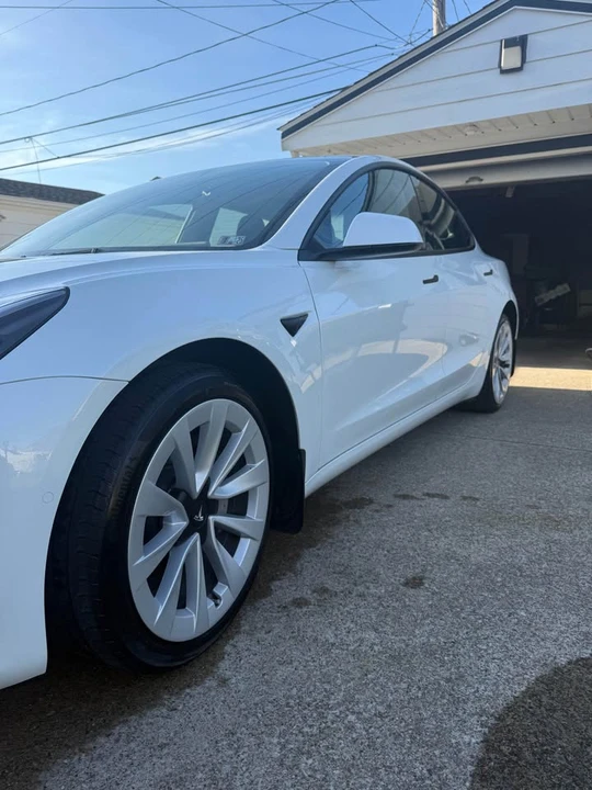 Tesla Model 3 - Image 7 of 8