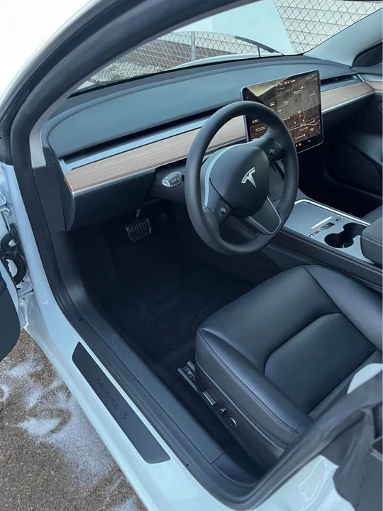 Tesla Model 3 - Image 3 of 8