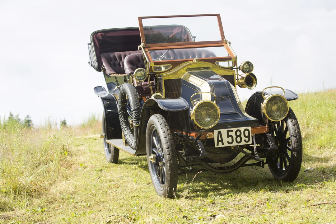 1909 Renault - Image 2 of 27
