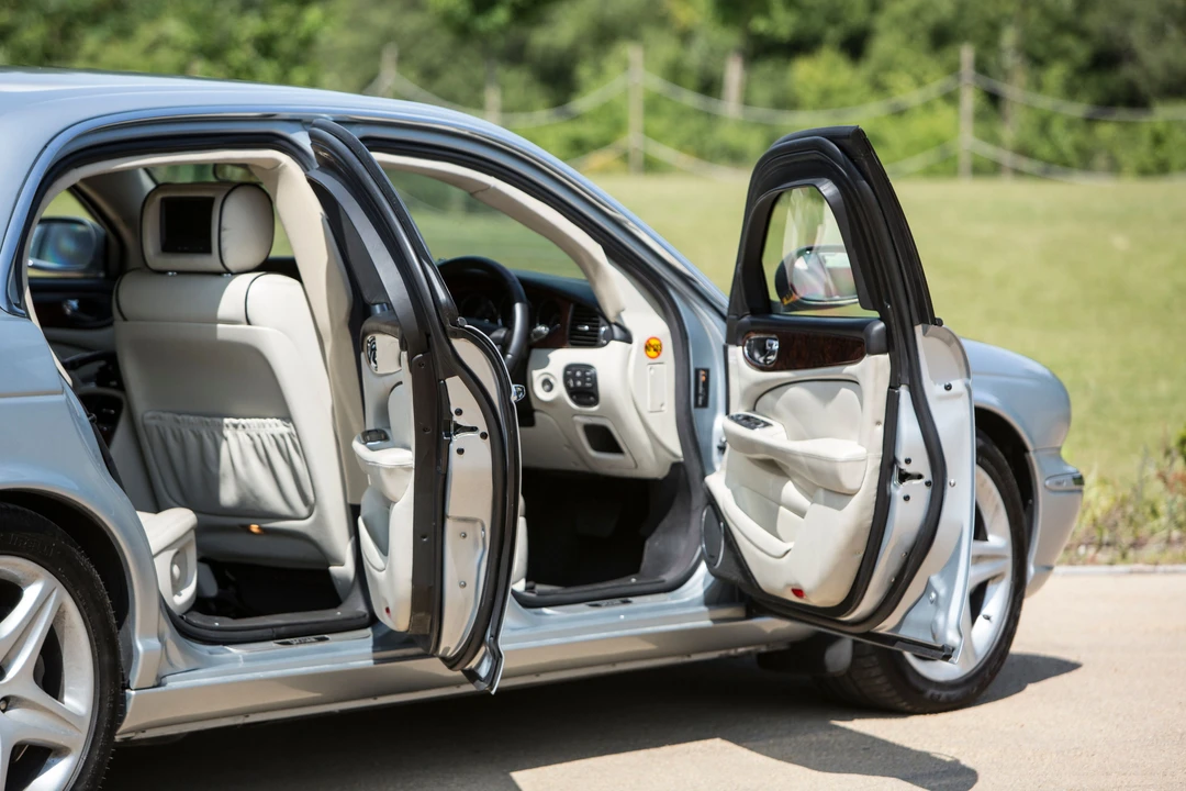 2010 Jaguar X351 XJ - Image 9 of 26