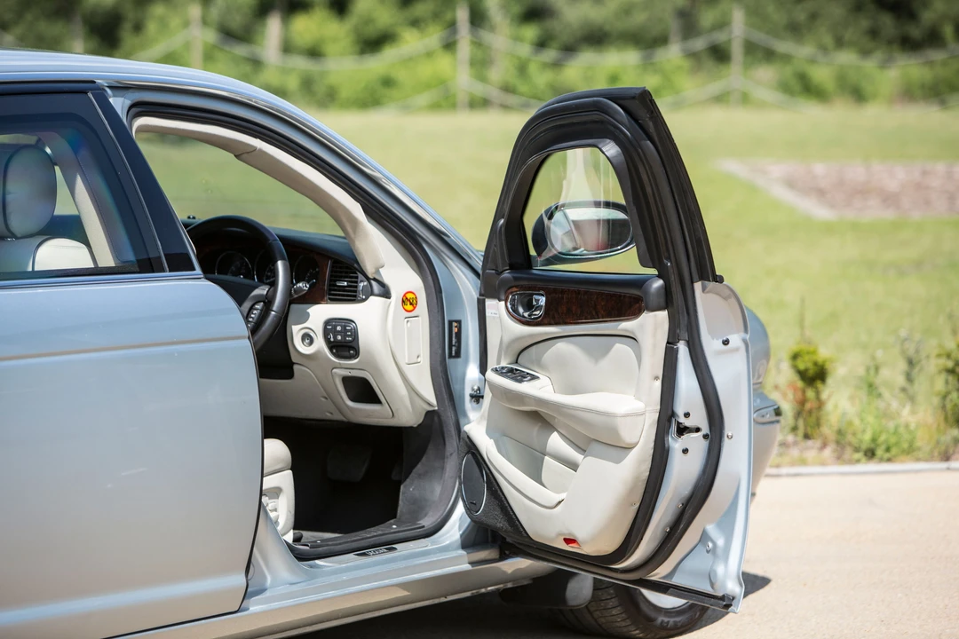 2010 Jaguar X351 XJ - Image 8 of 26