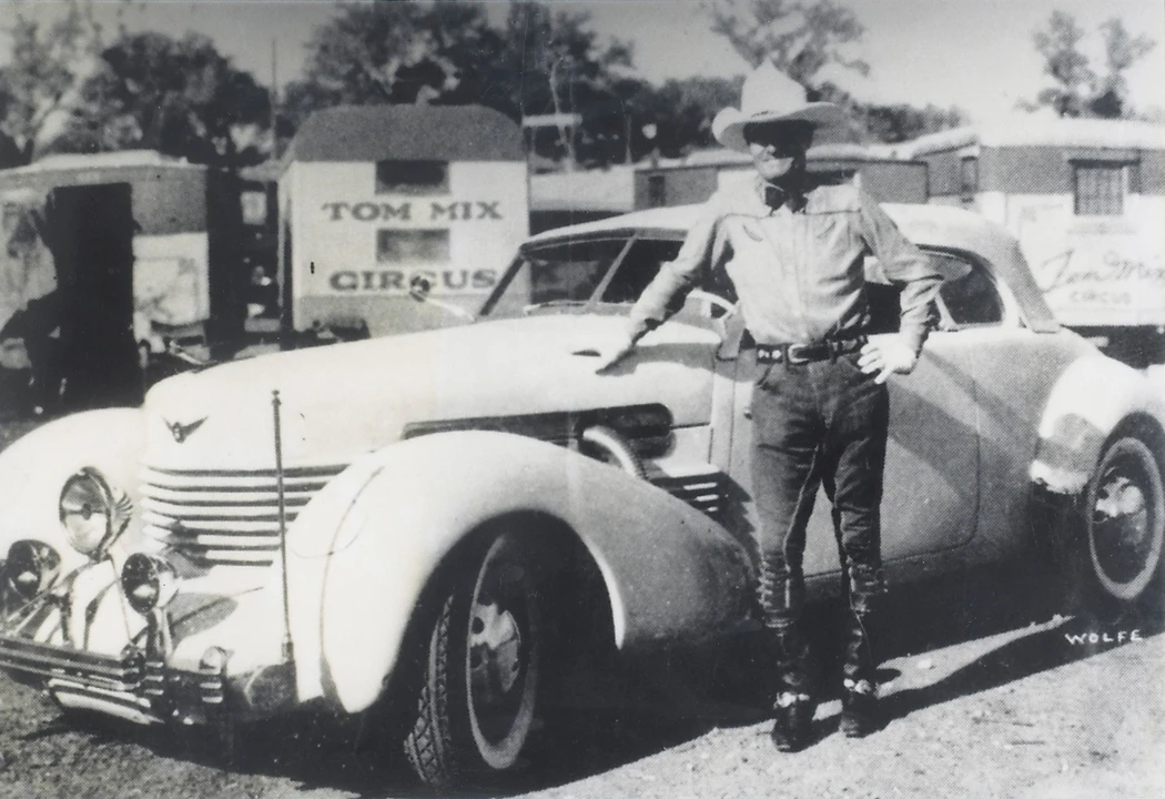 1937 Cord 810 & 812 - Image 27 of 28