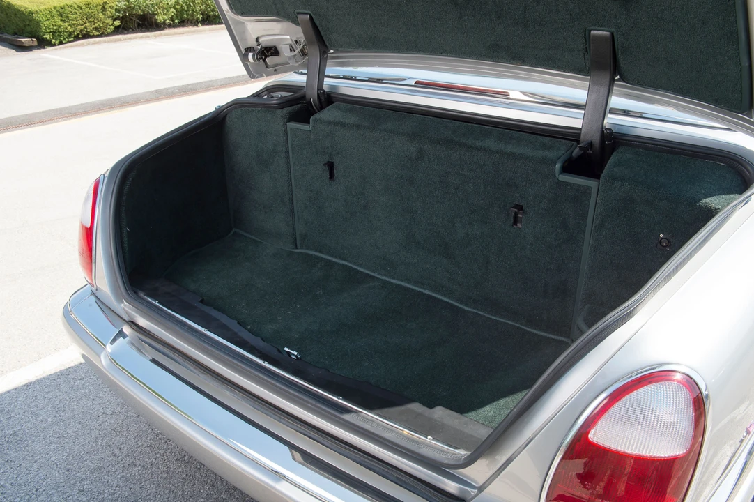 2002 Rolls-Royce Corniche Series V - Image 9 of 17