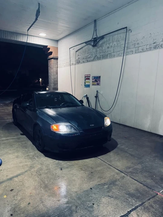 2005 Hyundai Tiburon - Image 2 of 4