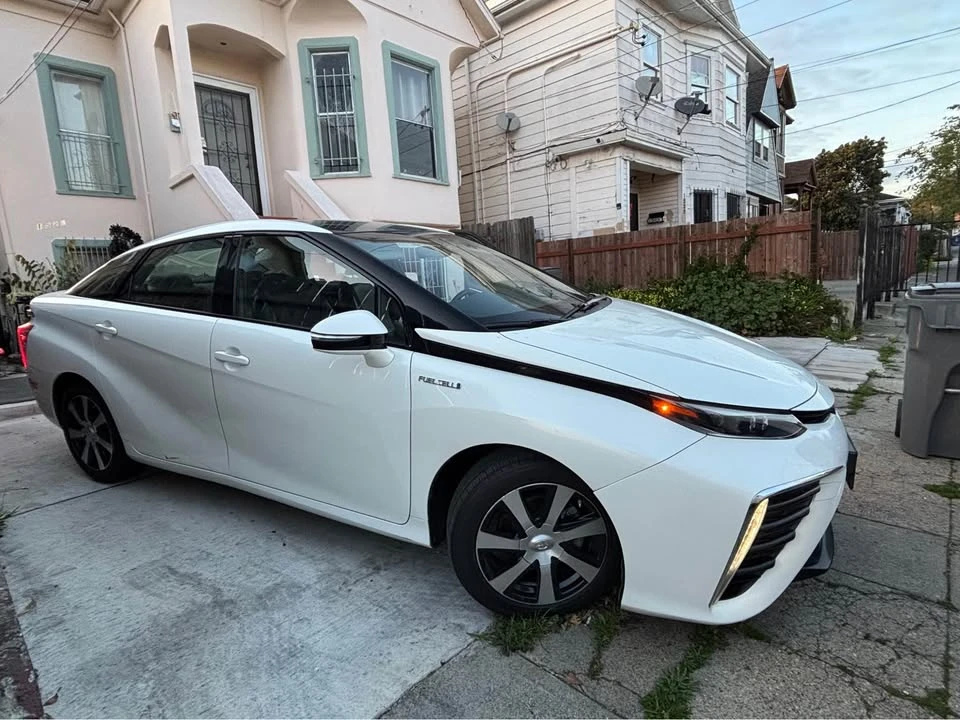 2017 Toyota Mirai - Image 2 of 4