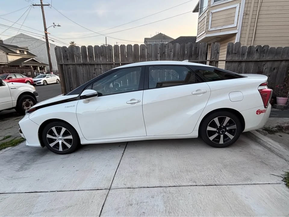 2017 Toyota Mirai - Image 3 of 4