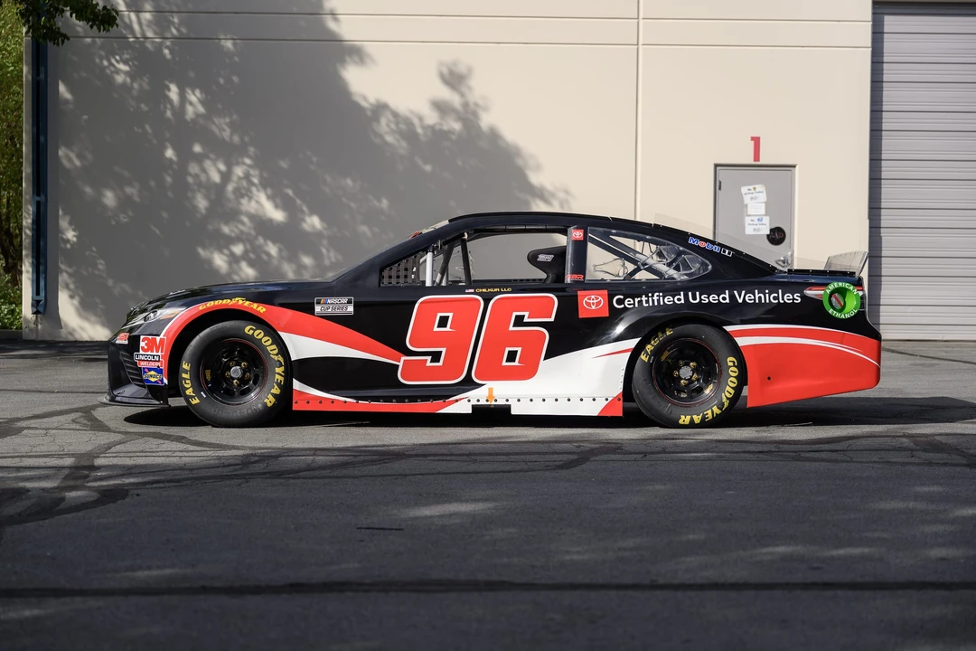 Toyota Camry - Image 4 of 31