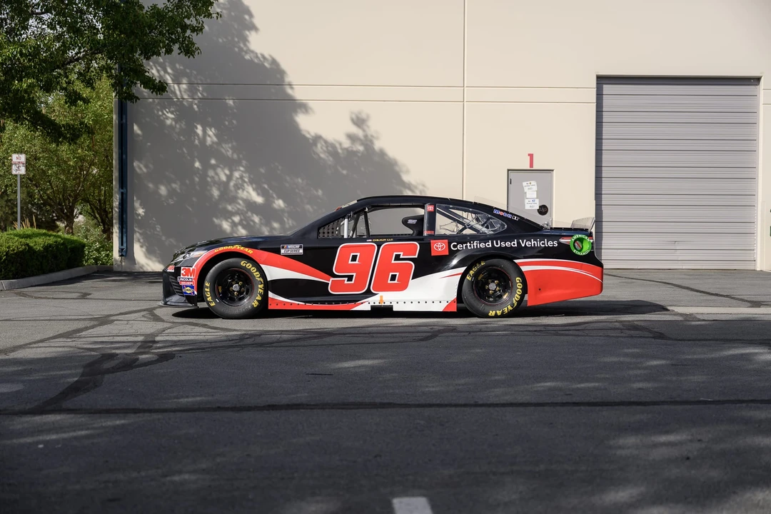 Toyota Camry - Image 3 of 31