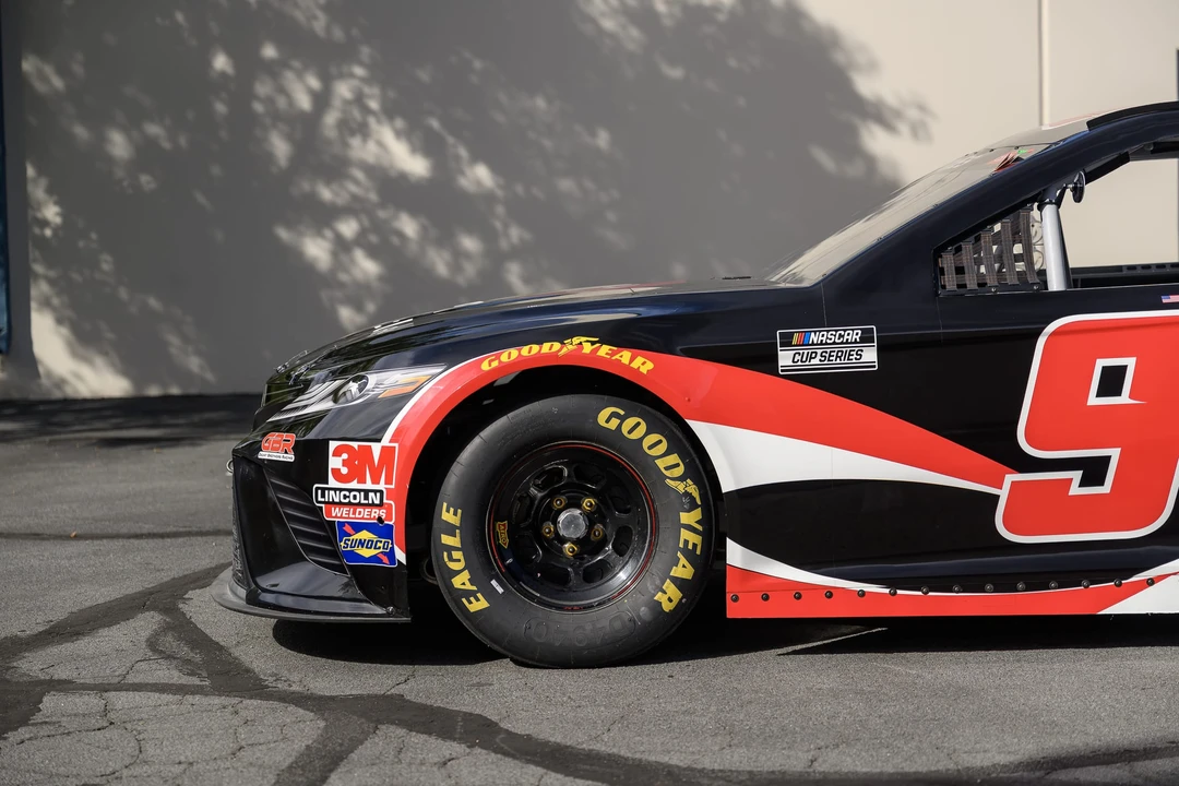 Toyota Camry - Image 13 of 31