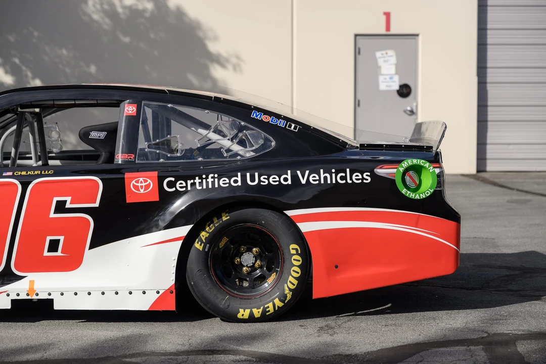 Toyota Camry - Image 15 of 31