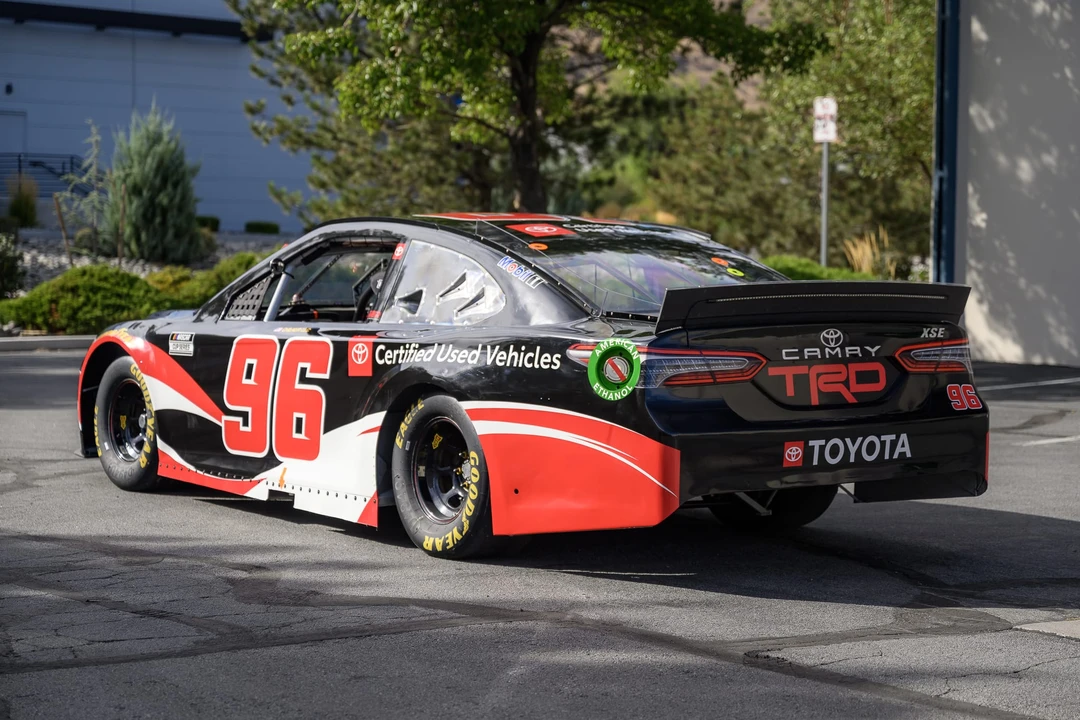 Toyota Camry - Image 5 of 31