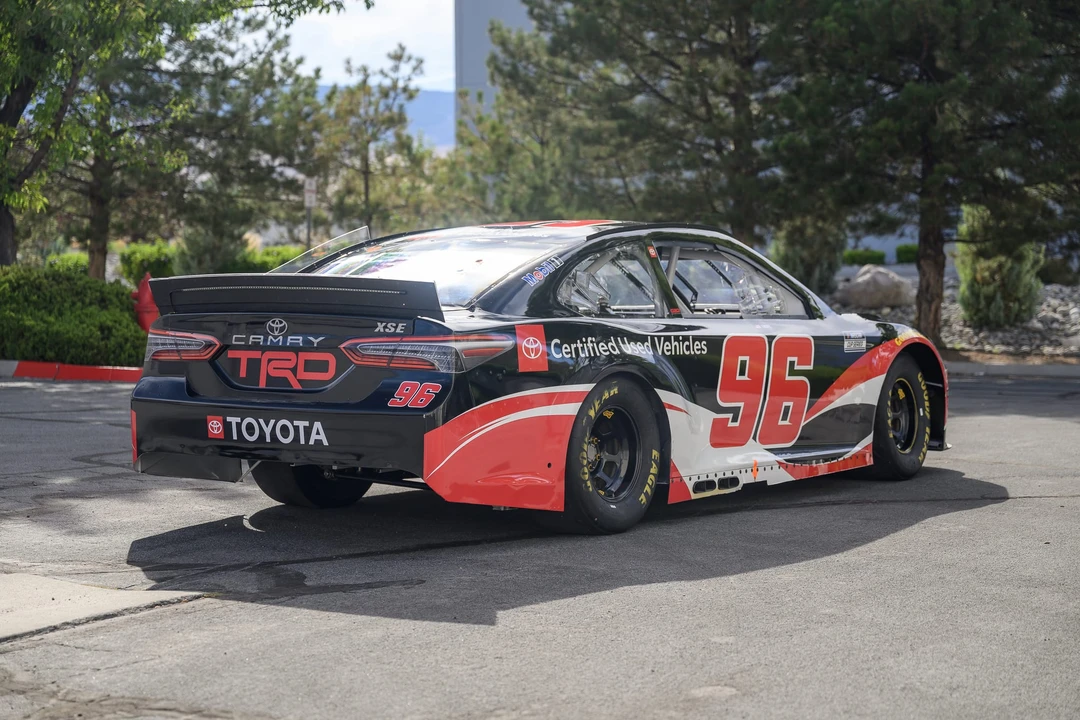 Toyota Camry - Image 7 of 31
