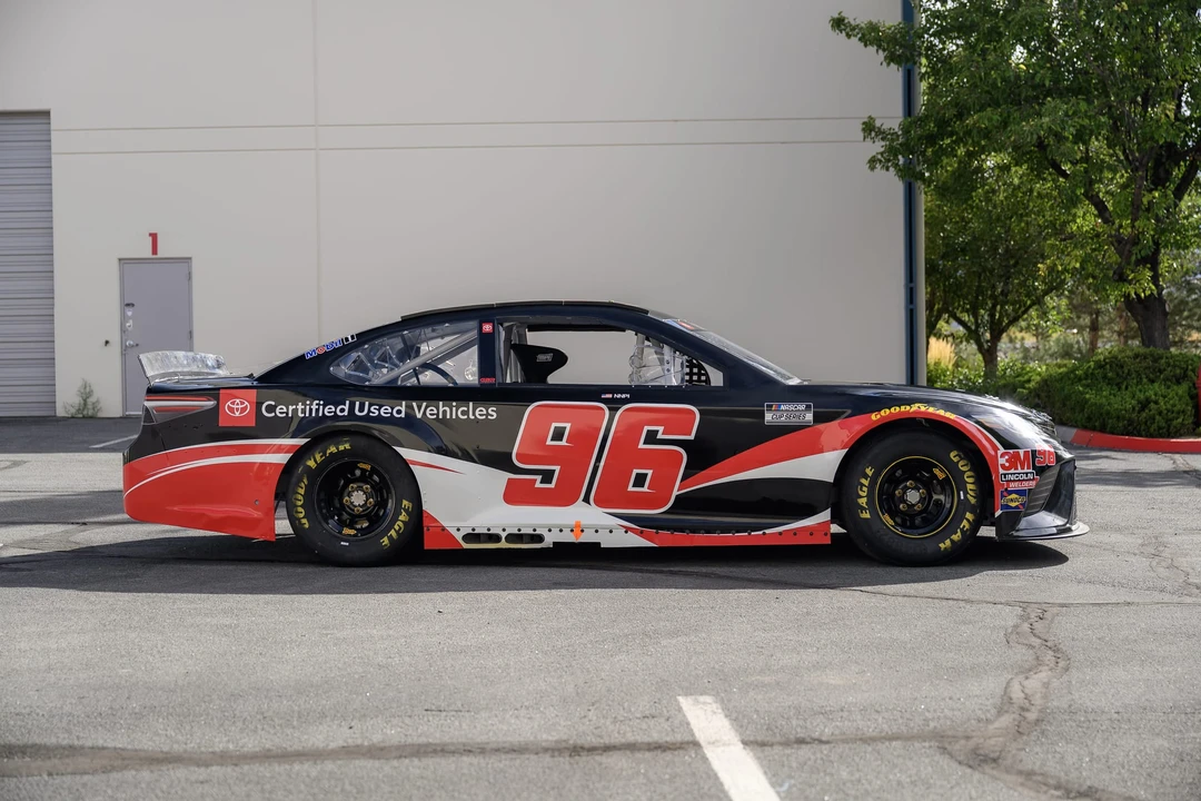 Toyota Camry - Image 8 of 31