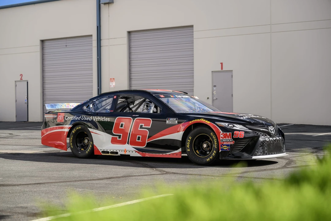 Toyota Camry - Image 9 of 31