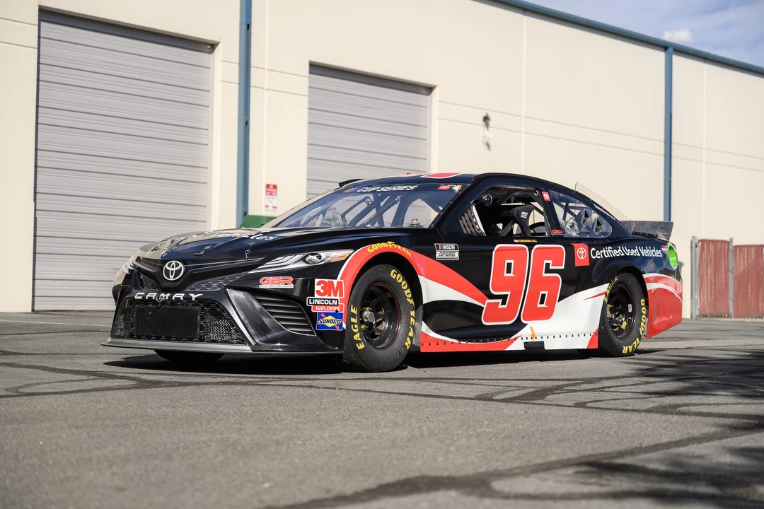 Toyota Camry - Image 2 of 31