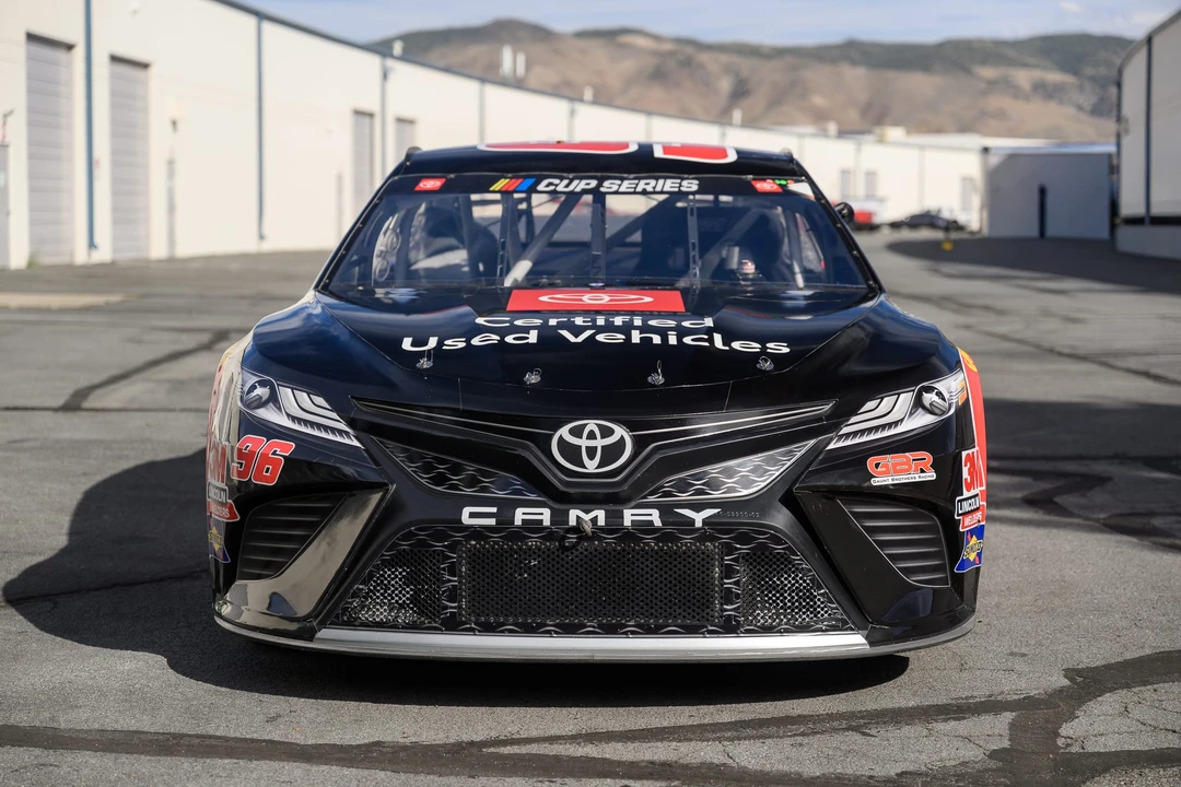 Toyota Camry - Image 11 of 31