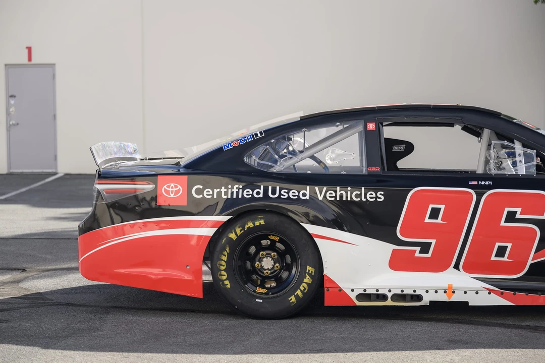 Toyota Camry - Image 28 of 31