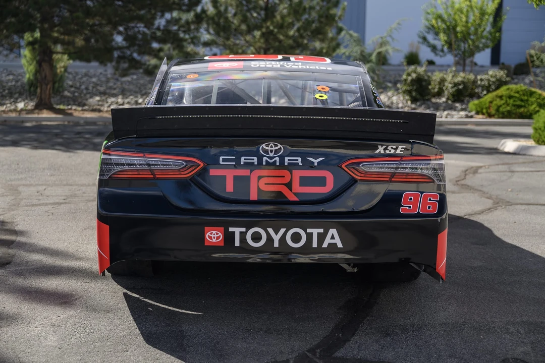 Toyota Camry - Image 6 of 31