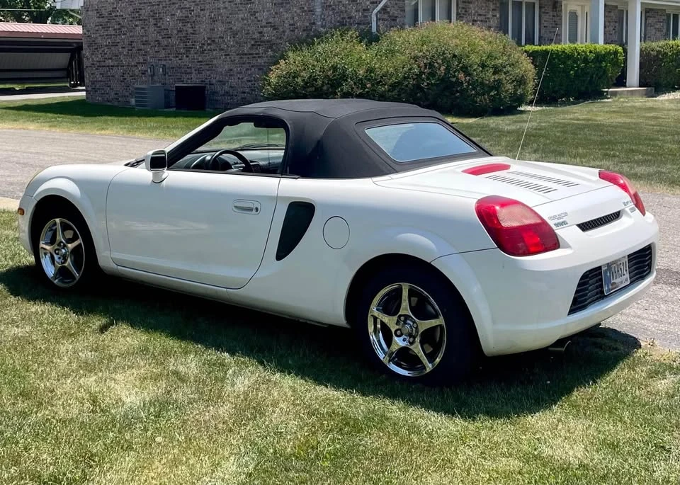 2002 Toyota MR2 Spyder/MR-S - Image 2 of 9