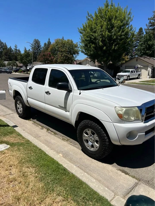 Toyota Tacoma - Image 2 of 8
