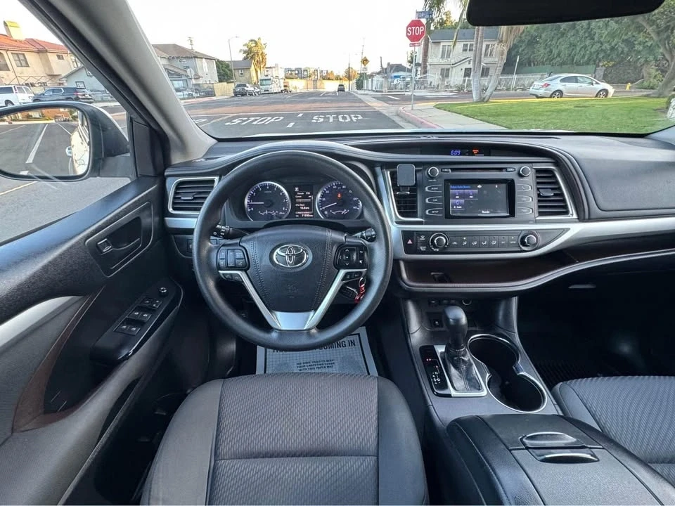 2018 Toyota Highlander - Image 8 of 10