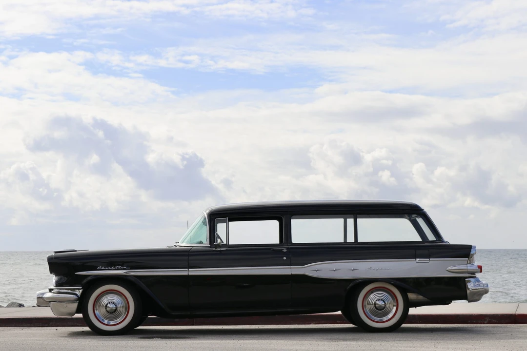 1957 Pontiac Chieftain - Image 10 of 31
