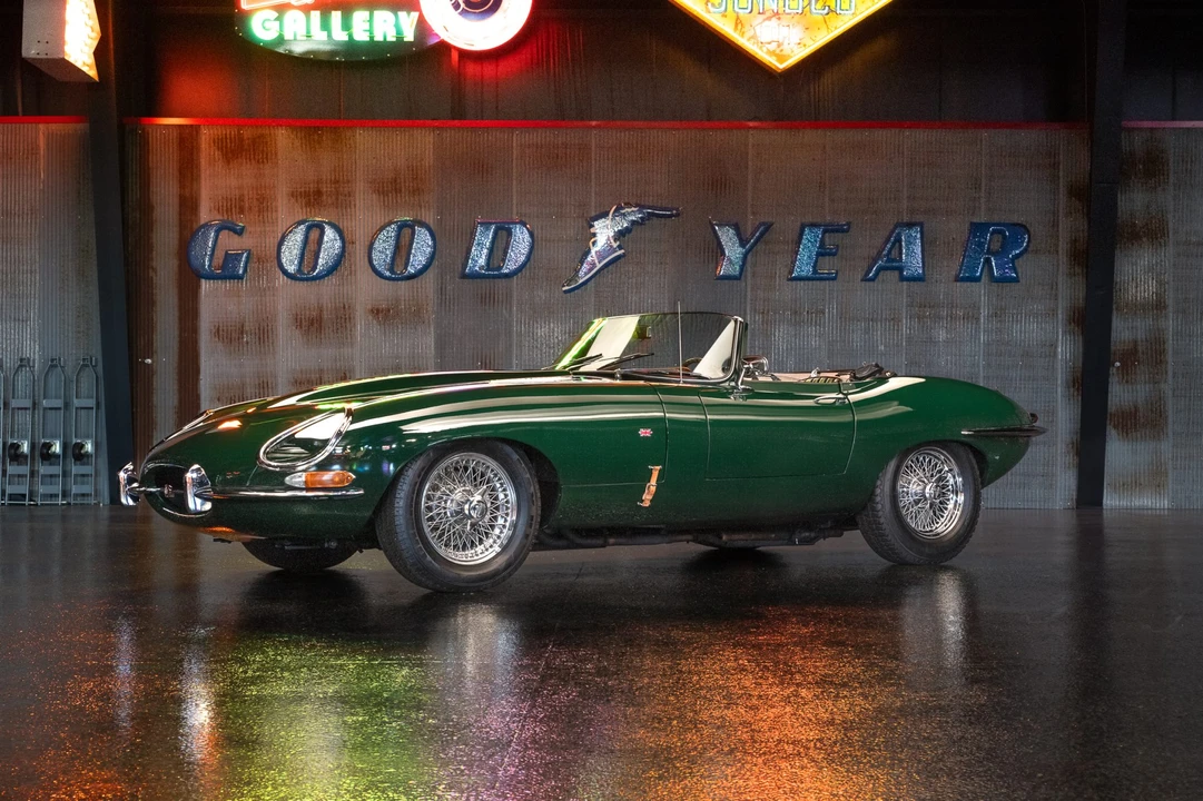 Jaguar Replica - Image 2 of 31