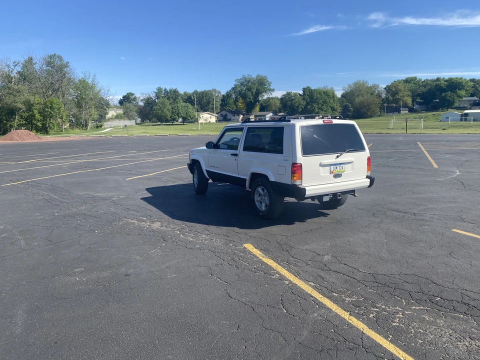 2000 Jeep XJ Cherokee - Image 2 of 11
