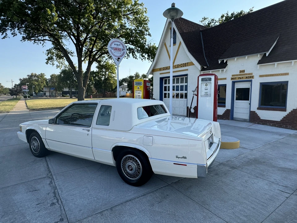 1989 Cadillac DeVille 6th Gen - Image 13 of 31