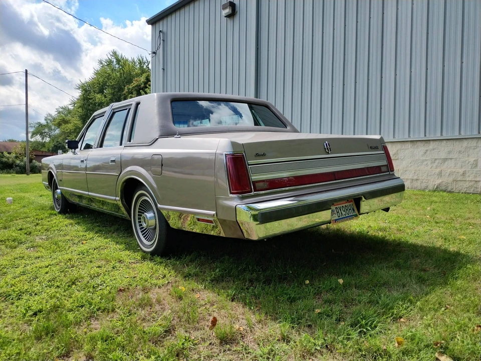 1989 Lincoln Town Car - Image 2 of 11