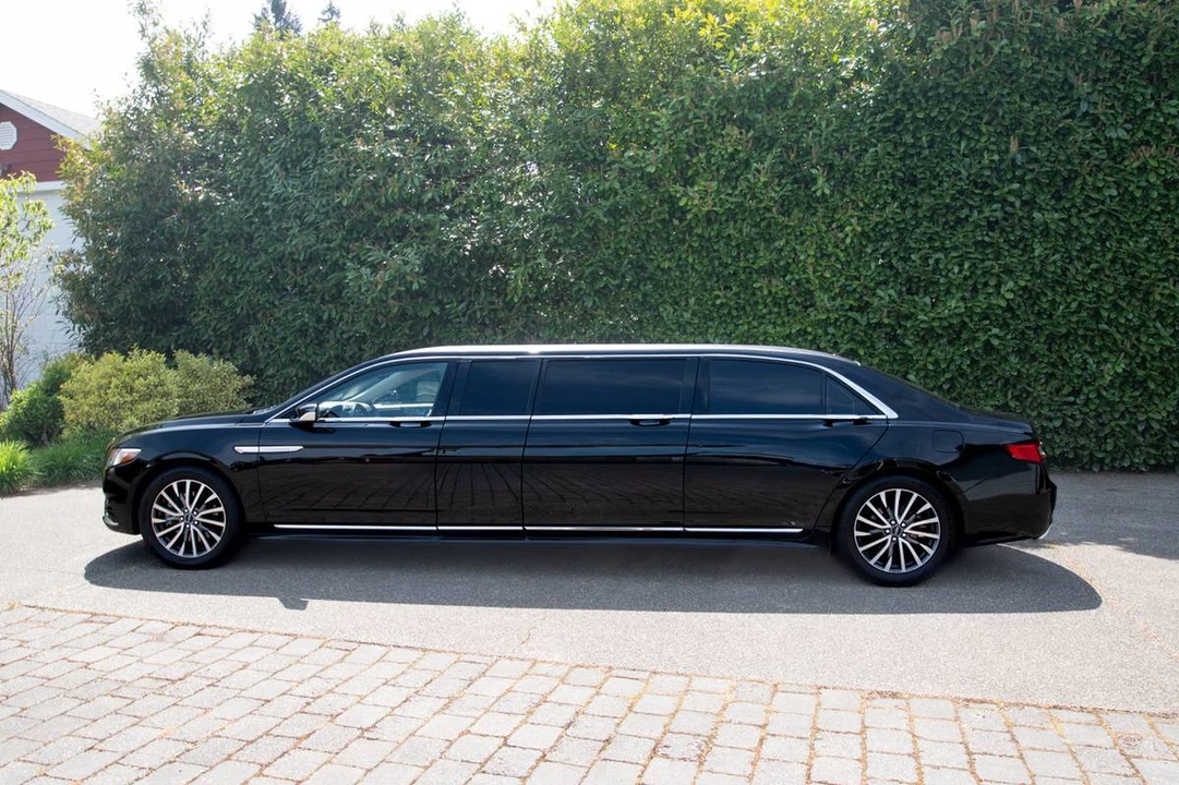 2017 Lincoln Continental 10th Gen - Image 3 of 17