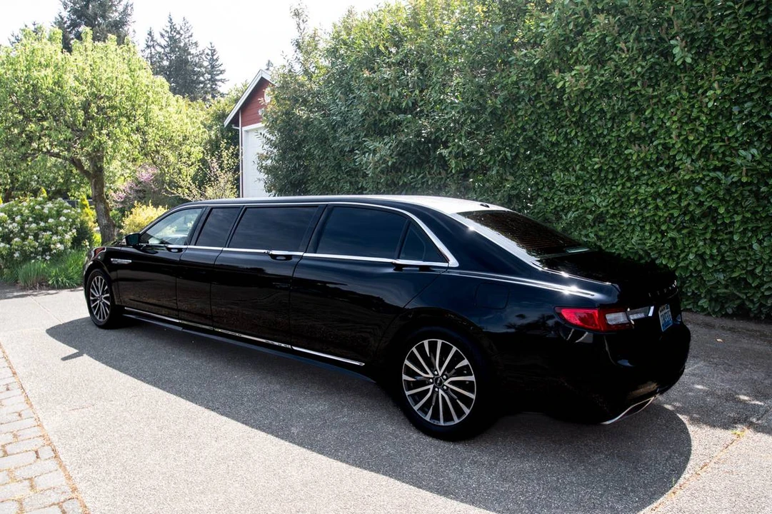2017 Lincoln Continental 10th Gen - Image 2 of 17