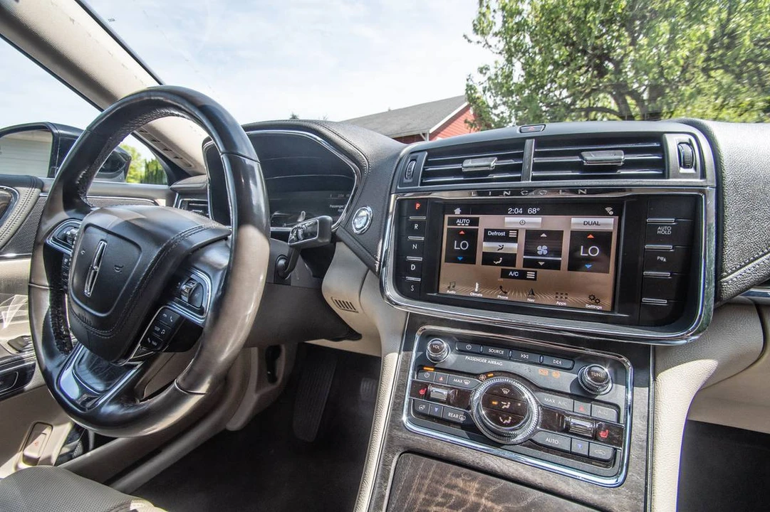 2017 Lincoln Continental 10th Gen - Image 10 of 17