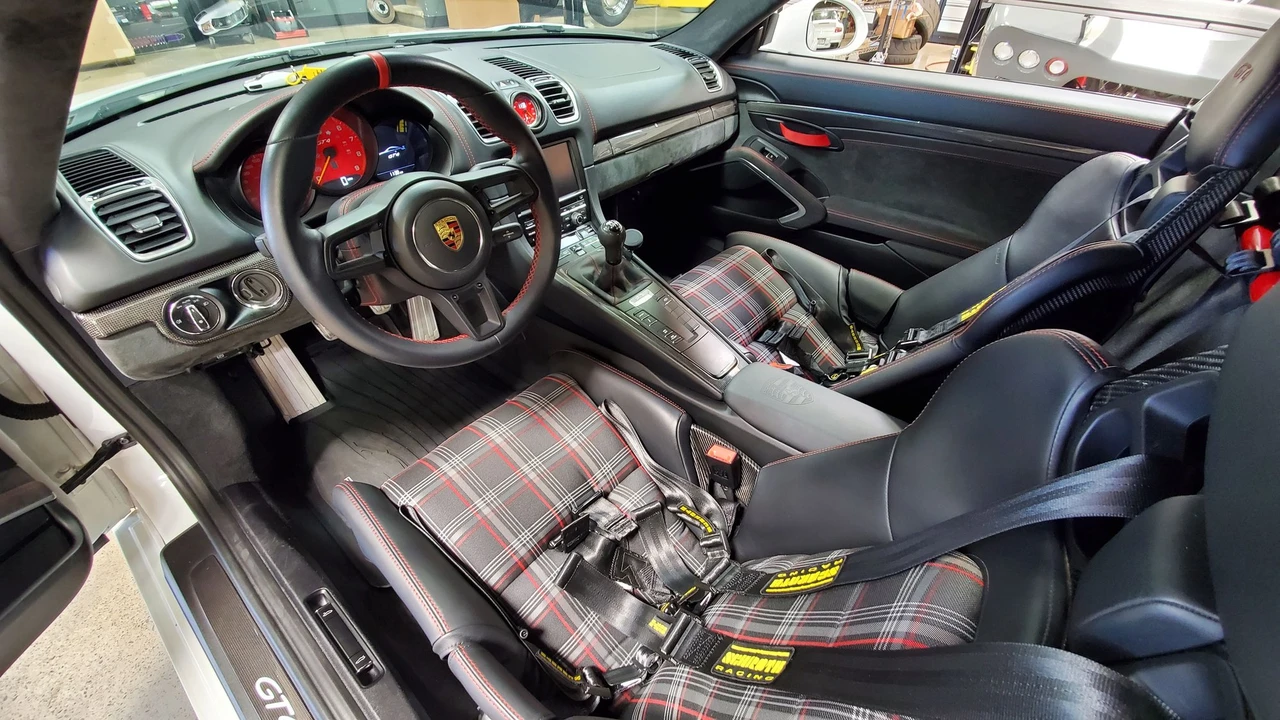 2016 Porsche 981 Cayman GT4 - Image 3 of 5