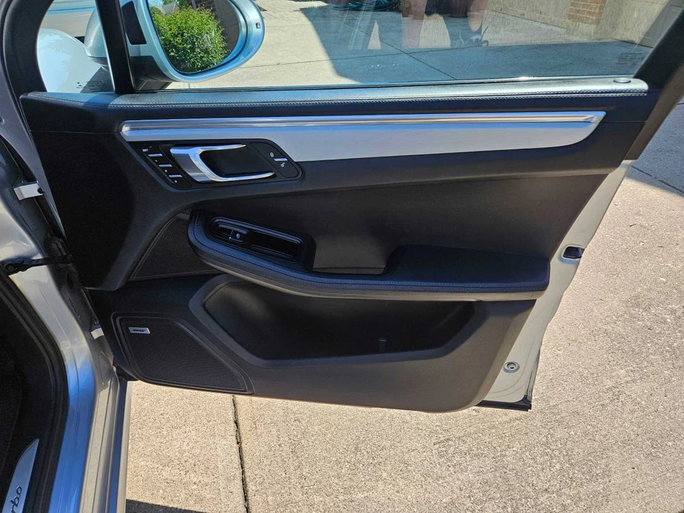 2015 Porsche Macan Turbo - Image 16 of 19
