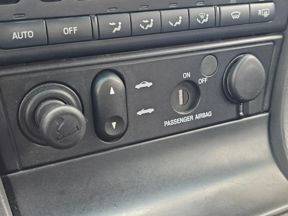 2002 Ford Thunderbird 11th Gen - Image 25 of 30