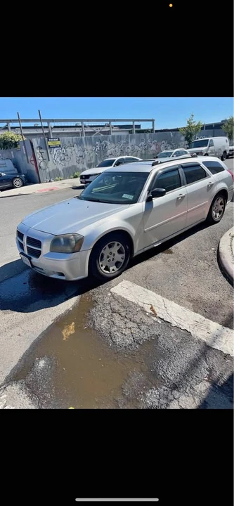 2005 Dodge Magnum 2nd Gen Wagon - Image 2 of 6