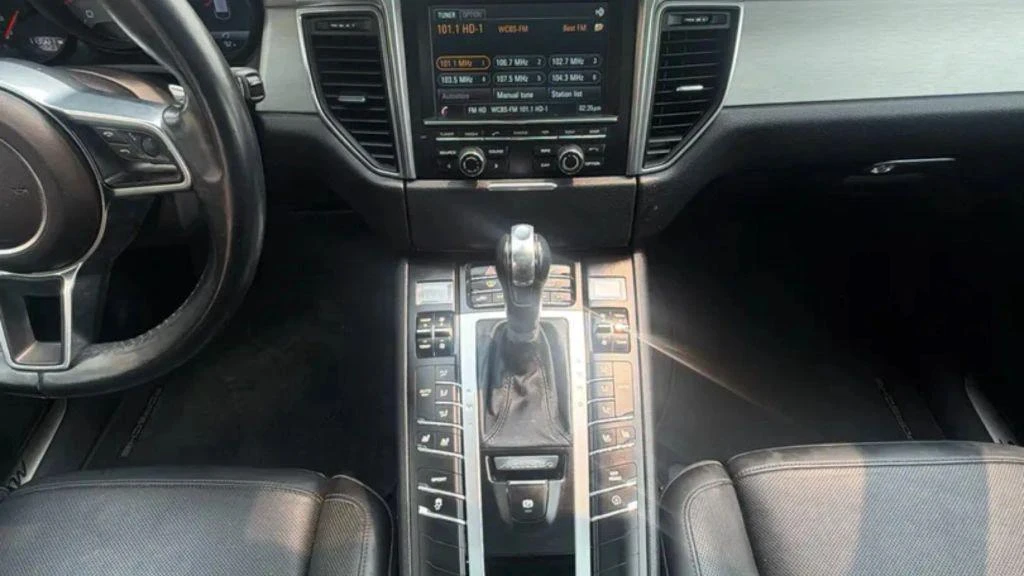 2015 Porsche Macan - Image 18 of 20