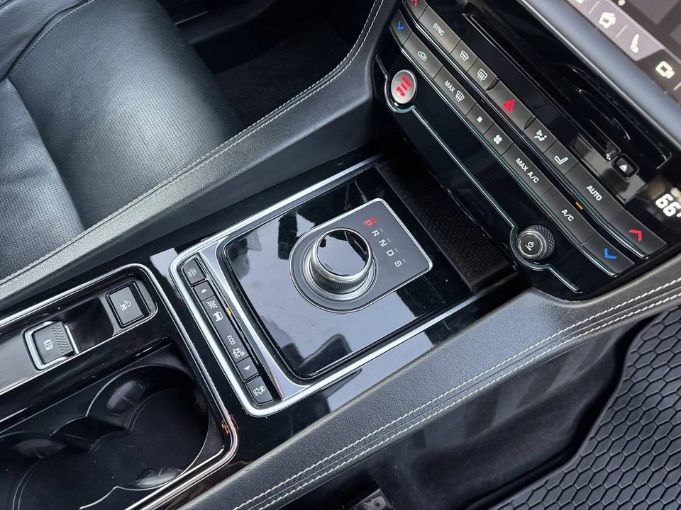 2020 Jaguar F-Pace - Image 8 of 22
