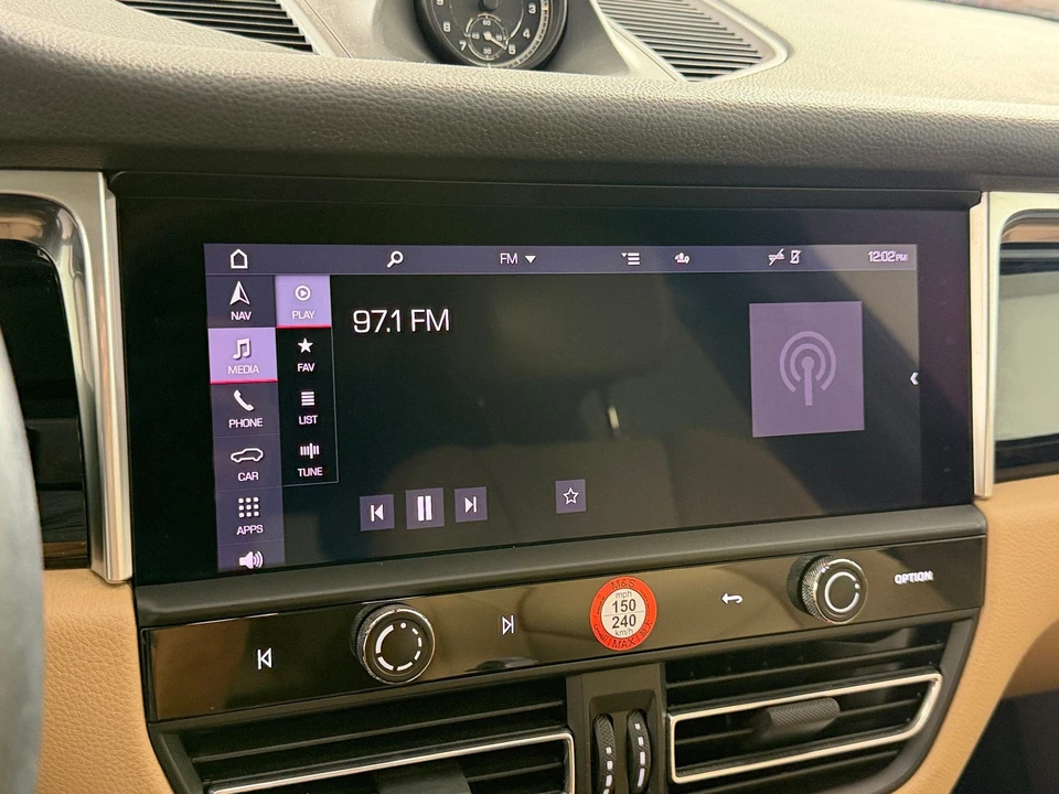 2022 Porsche Macan - Image 30 of 31