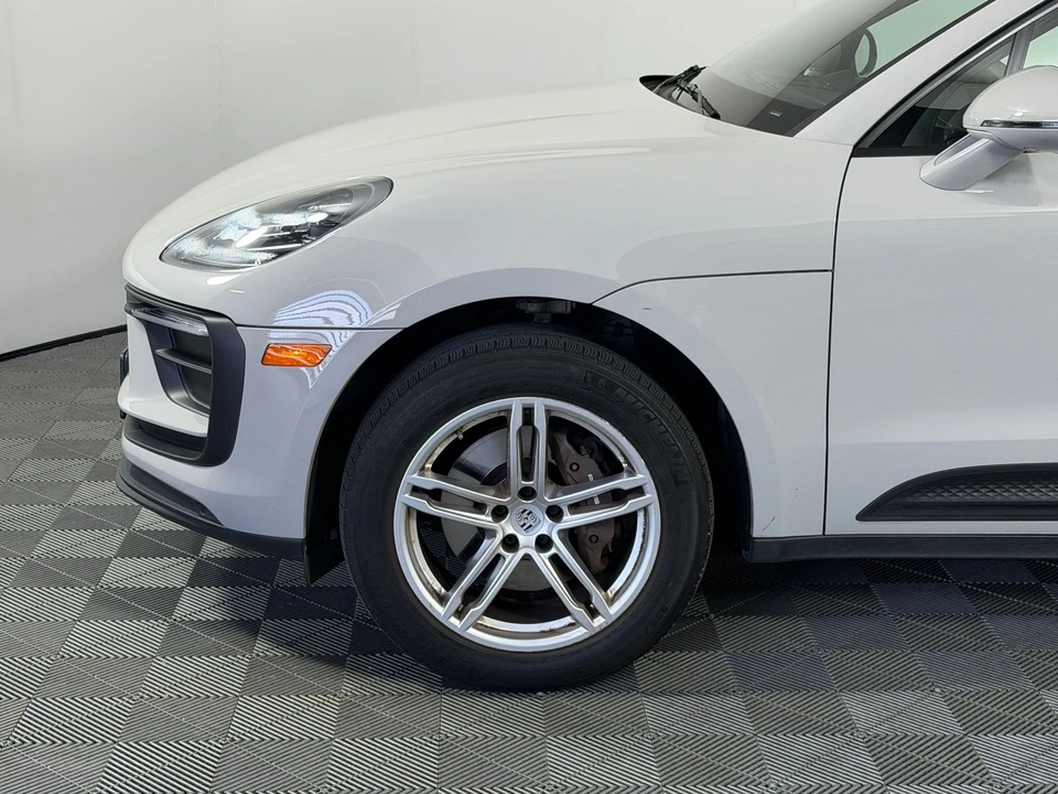 2022 Porsche Macan - Image 13 of 31