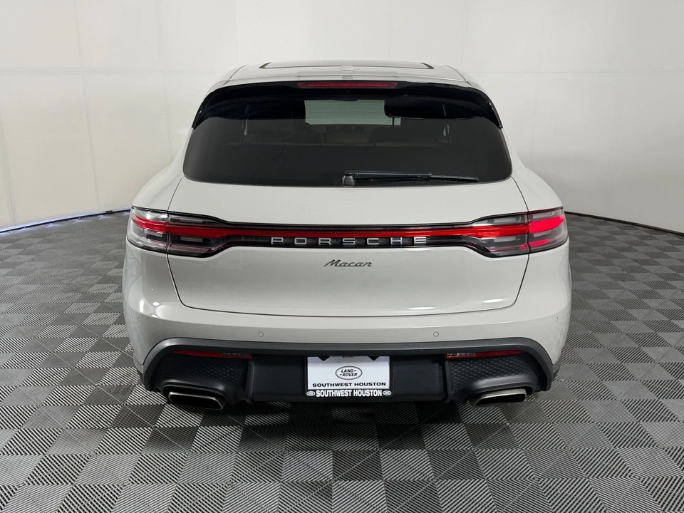 2022 Porsche Macan - Image 11 of 31