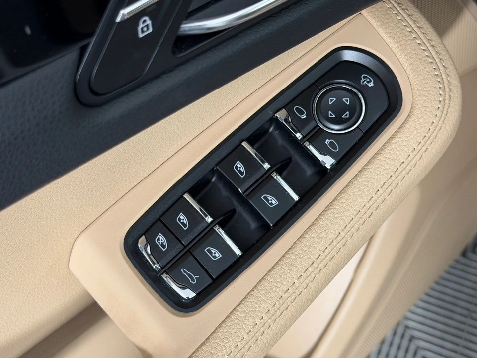 2022 Porsche Macan - Image 27 of 31