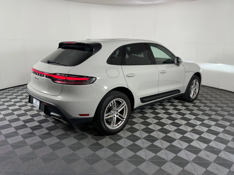 2022 Porsche Macan - Image 10 of 31