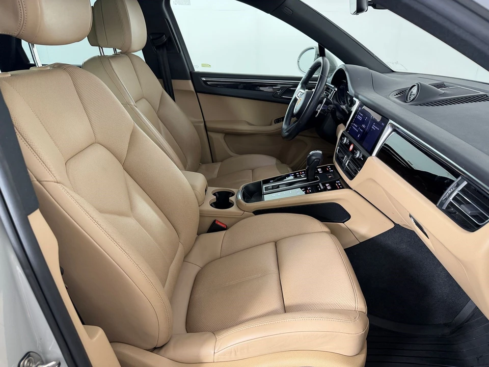 2022 Porsche Macan - Image 26 of 31