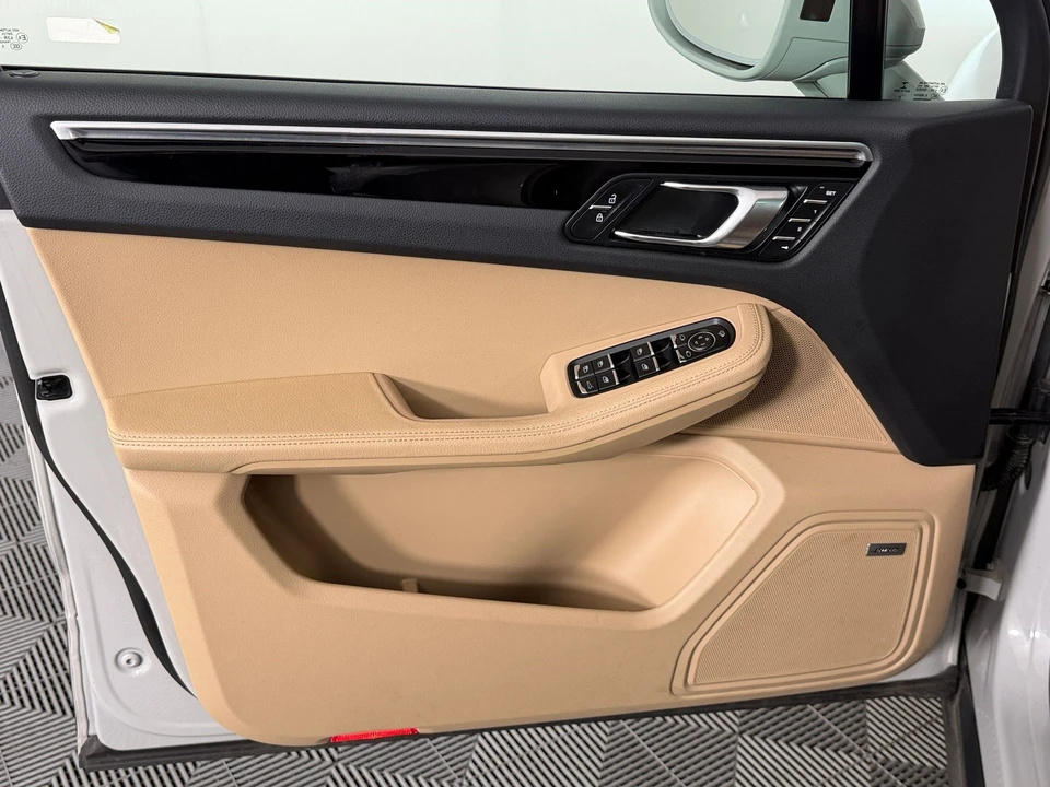2022 Porsche Macan - Image 14 of 31