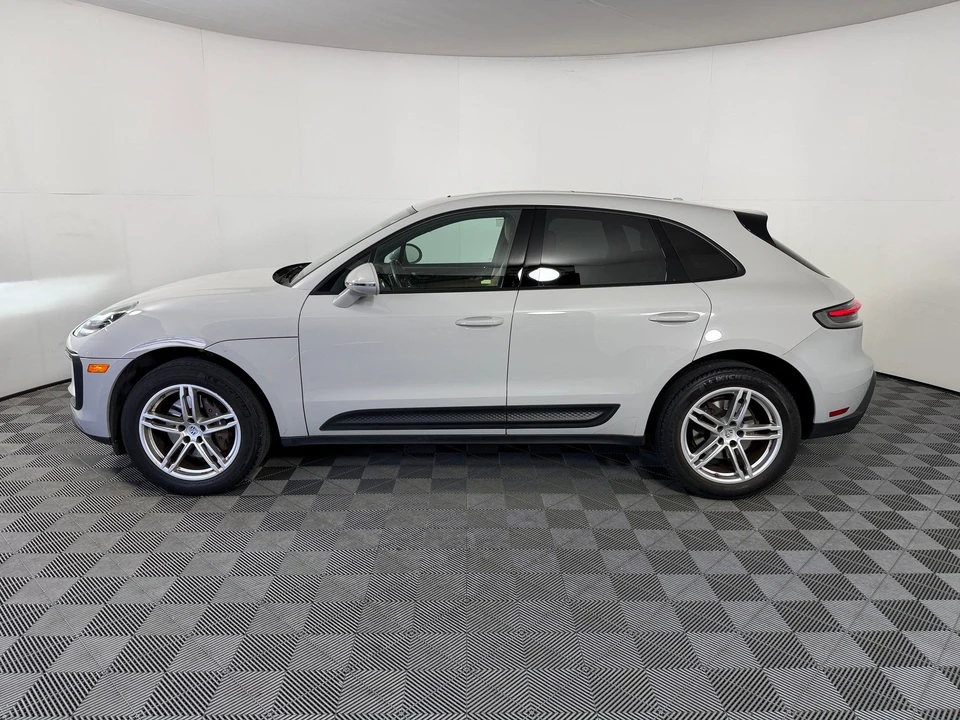 2022 Porsche Macan - Image 2 of 31