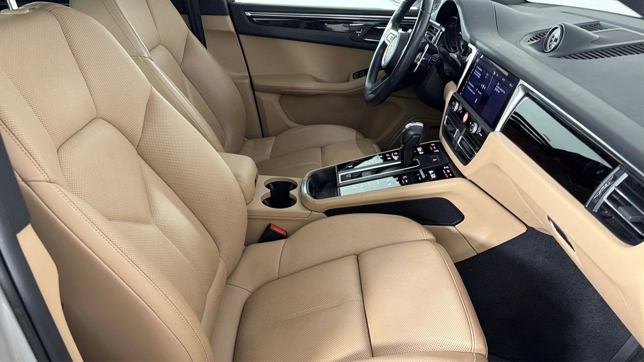 2022 Porsche Macan - Image 25 of 31